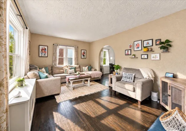 Photo 3 of Single family home for sale at 201 Park Dr, Eastchester, NY 10709 | MLS# 1052207 | Listing updated on 2026-10-04