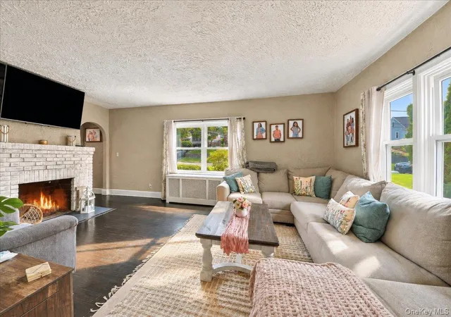 Photo 4 of Single family home for sale at 201 Park Dr, Eastchester, NY 10709 | MLS# 1052207 | Listing updated on 2026-10-04