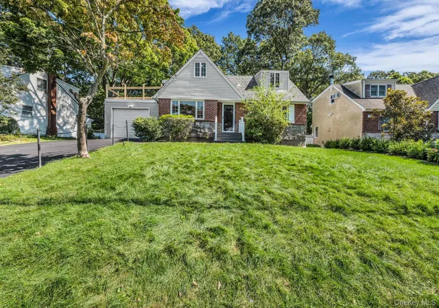 Photo 3 of Single family home for sale at 26 Shelley Pl, Huntington, NY 11746 | MLS# 1052216 | Listing updated on 2026-09-18