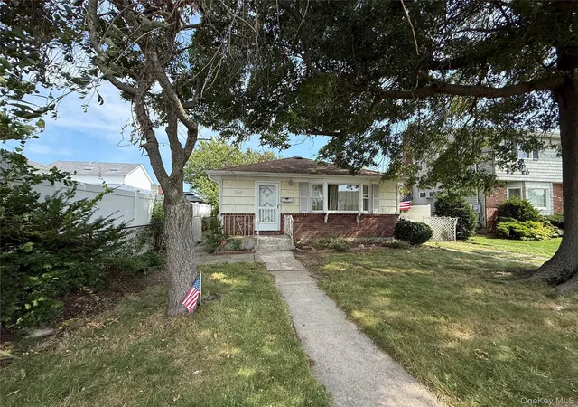 Photo 1 of Single family home for sale at 260 8th Street, Oyster Bay, NY 11714 | MLS# 1052238 | Listing updated on 2026-09-27