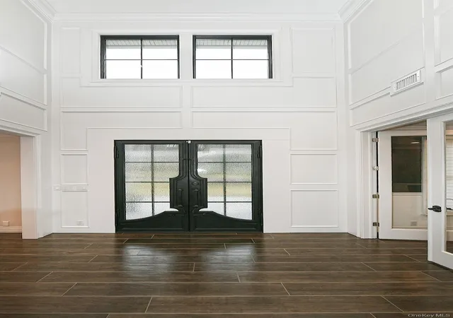 Photo 3 of Single family home for sale at 10 Yardley Dr, Huntington, NY 11746 | MLS# 1052249 | Listing updated on 2026-09-29