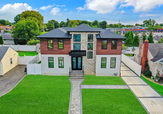Photo 4 of Single family home for sale at 81 E End Ave, Oyster Bay, NY 11801 | MLS# 1052273 | Listing updated on 2026-09-18