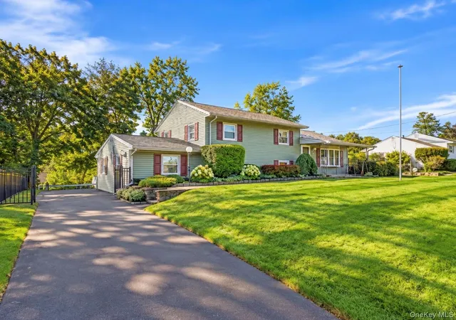 Photo 2 of Single family home for sale at 14 Valewood Dr, New Windsor, NY 12553 | MLS# 1052277 | Listing updated on 2026-10-05