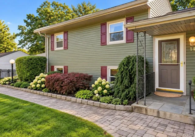 Photo 3 of Single family home for sale at 14 Valewood Dr, New Windsor, NY 12553 | MLS# 1052277 | Listing updated on 2026-10-05