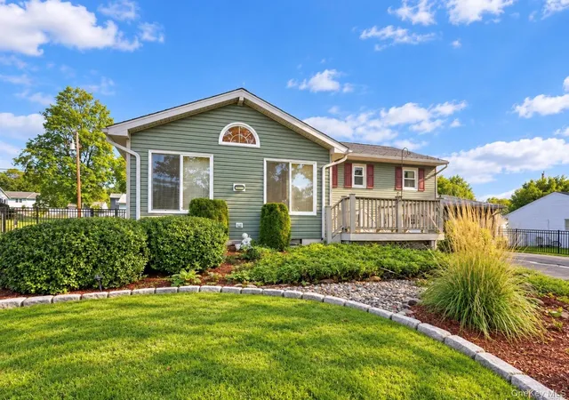 Photo 3 of Single family home for sale at 14 Valewood Dr, New Windsor, NY 12553 | MLS# 1052277 | Listing updated on 2026-10-05