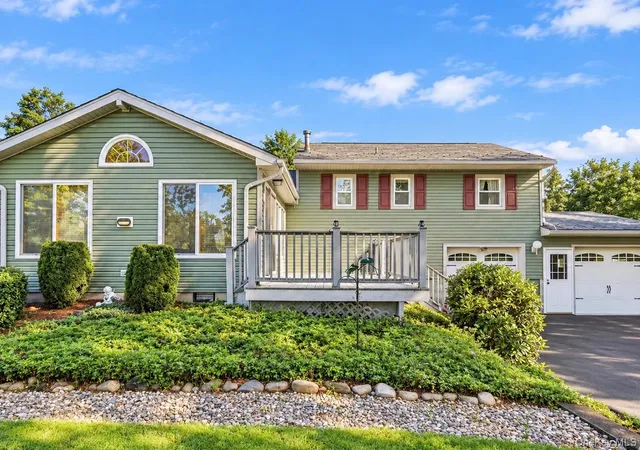 Photo 4 of Single family home for sale at 14 Valewood Dr, New Windsor, NY 12553 | MLS# 1052277 | Listing updated on 2026-10-05