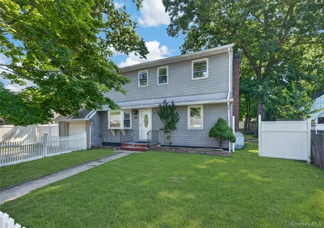 Single family home for sale at 10 Field Pl, Huntington, NY 11746 | MLS# 1052383