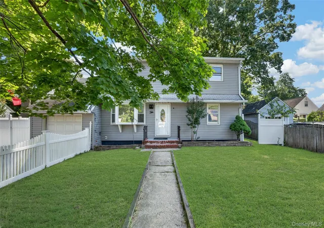 Photo 3 of Single family home for sale at 10 Field Pl, Huntington, NY 11746 | MLS# 1052383 | Listing updated on 2026-09-18