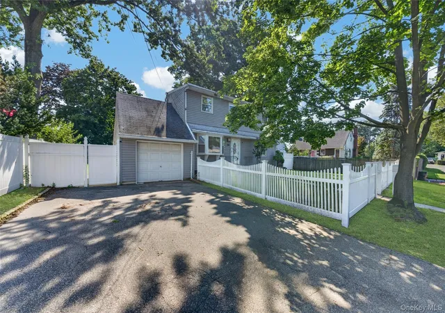 Photo 3 of Single family home for sale at 10 Field Pl, Huntington, NY 11746 | MLS# 1052383 | Listing updated on 2026-09-18