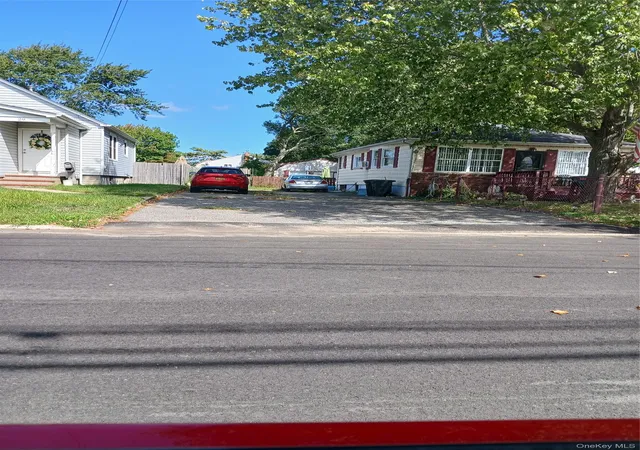Photo 4 of Single family home for sale at 25 Campbell St, Brookhaven, NY 11772 | MLS# 1052397 | Listing updated on 2026-10-06