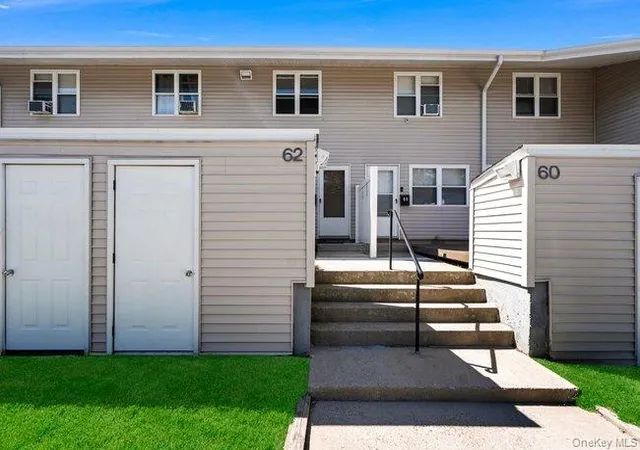 Listing Photo 3 - Condo for sale in building located at 62 Townhouse Rd N, Huntington Station, NY 11746 - Unit #62