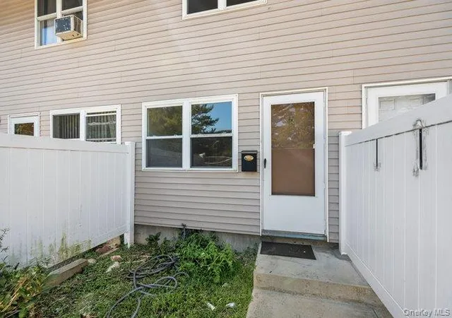 Listing Photo 4 - Condo for sale in building located at 62 Townhouse Rd N, Huntington Station, NY 11746 - Unit #62