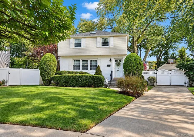 Photo 2 of Single family home for sale at 10 Alton Ct, Hempstead, NY 11566 | MLS# 1052450 | Listing updated on 2026-10-04