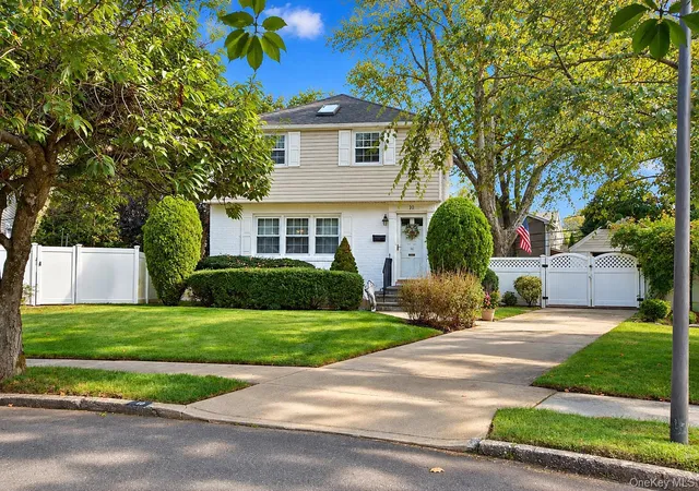 Photo 3 of Single family home for sale at 10 Alton Ct, Hempstead, NY 11566 | MLS# 1052450 | Listing updated on 2026-10-04