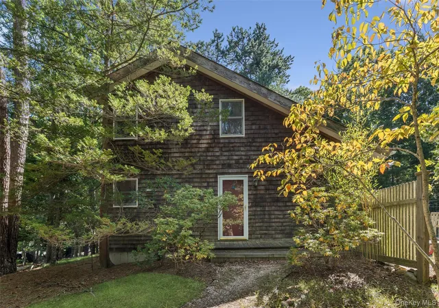 Photo 1 of Single family home for sale at 9 Tillinghast Pl, East Hampton, NY 11937 | MLS# 1052473 | Listing updated on 2026-10-07