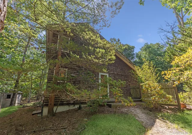 Photo 3 of Single family home for sale at 9 Tillinghast Pl, East Hampton, NY 11937 | MLS# 1052473 | Listing updated on 2026-10-07