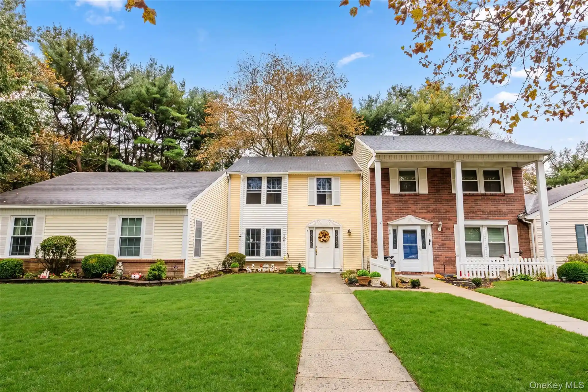 Listing Photo 1 - Condo for sale in 4 Lexington Ct located at 4 Lexington Ct, Coram, NY 11727 - Unit 4 Lexington Ct