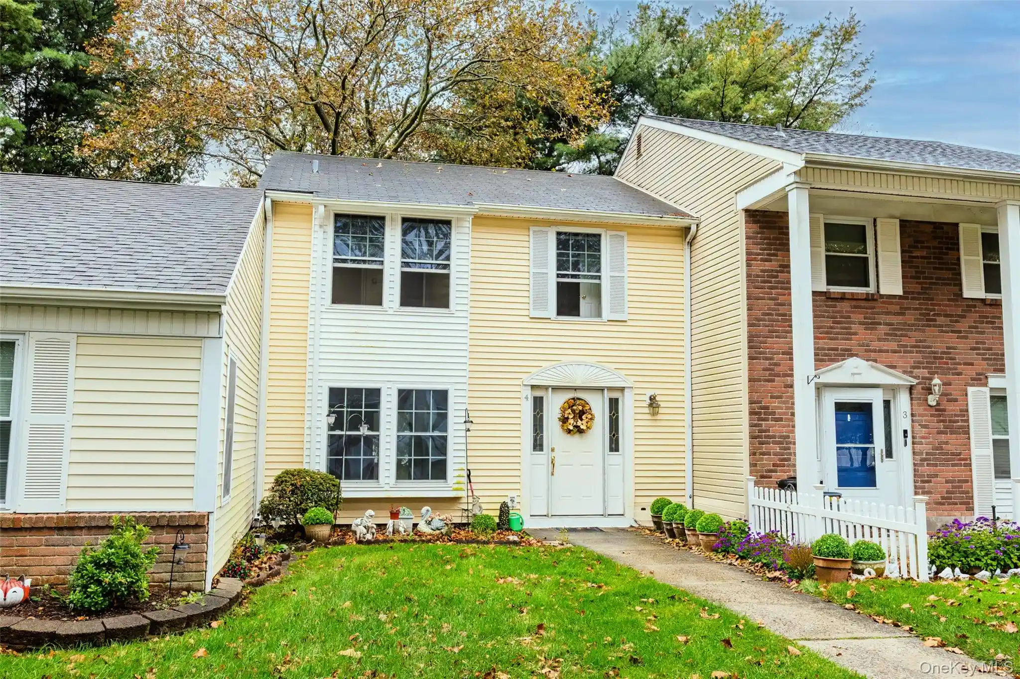 Listing Photo 2 - Condo for sale in 4 Lexington Ct located at 4 Lexington Ct, Coram, NY 11727 - Unit 4 Lexington Ct
