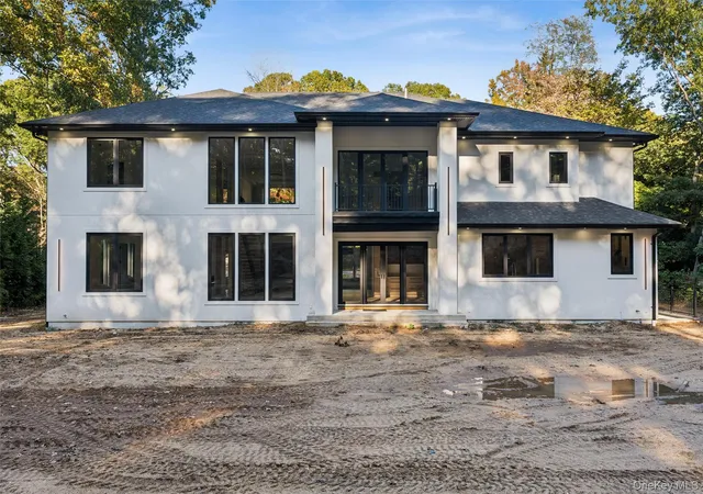 Photo 3 of Mansion for sale at 10 Beaumont Dr, Huntington, NY 11747 | MLS# 1052499 | Listing updated on 2026-10-20