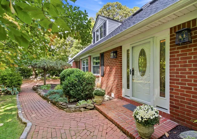 Photo 1 of Single family home for sale at 88 Little Neck Rd, Huntington, NY 11721 | MLS# 1052511 | Listing updated on 2026-09-28