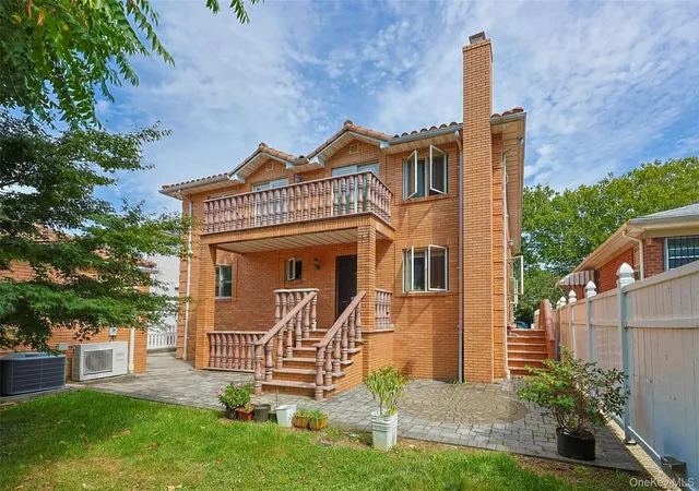 Photo 3 of House for sale at 61-36 Cloverdale Blvd, New York, NY 11364 | MLS# 1052546 | Listing updated on 2026-10-08