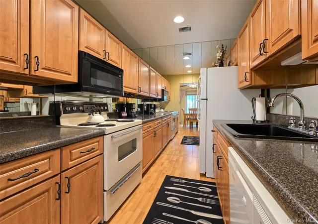 Photo 3 of Condo for sale at 924 Skyline Dr, Brookhaven, NY 11727 | MLS# 1052582 | Listing updated on 2026-10-07
