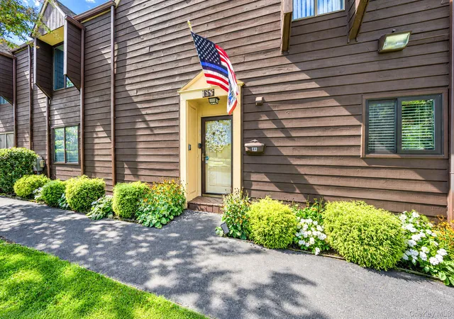 Photo 3 of Single family home for sale at 133 Southgate Dr, Oyster Bay, NY 11762 | MLS# 1052652 | Listing updated on 2026-10-02