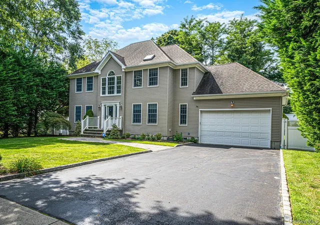Photo 1 of Single family home for sale at 9 Franciscan Ln, Smithtown, NY 11787 | MLS# 1052663 | Listing updated on 2026-10-06