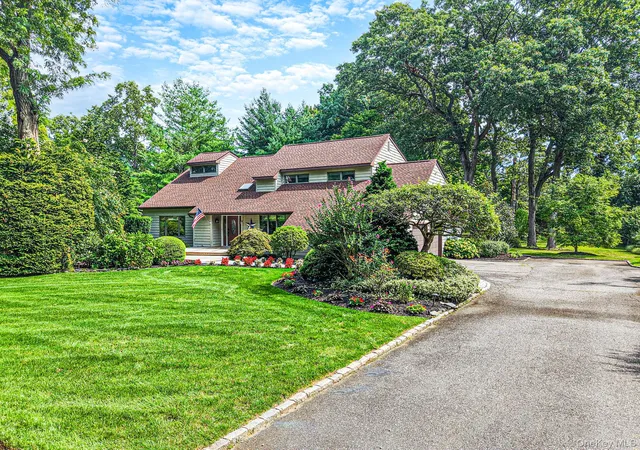 Photo 1 of Single family home for sale at 4 Kroft Ct, Huntington, NY 11743 | MLS# 1052664 | Listing updated on 2026-10-08