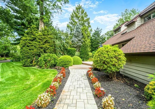 Photo 2 of Single family home for sale at 4 Kroft Ct, Huntington, NY 11743 | MLS# 1052664 | Listing updated on 2026-10-08