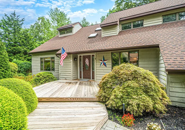 Photo 3 of Single family home for sale at 4 Kroft Ct, Huntington, NY 11743 | MLS# 1052664 | Listing updated on 2026-10-08