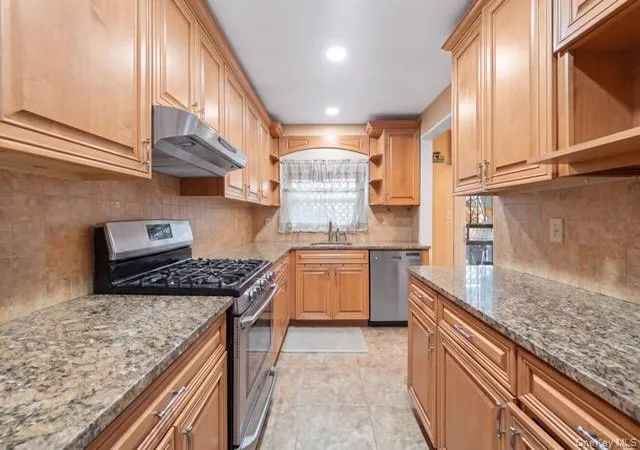 Photo 4 of Single family home for sale at 548 Bolton Ave, New York, NY 10473 | MLS# 1052751 | Listing updated on 2026-09-25