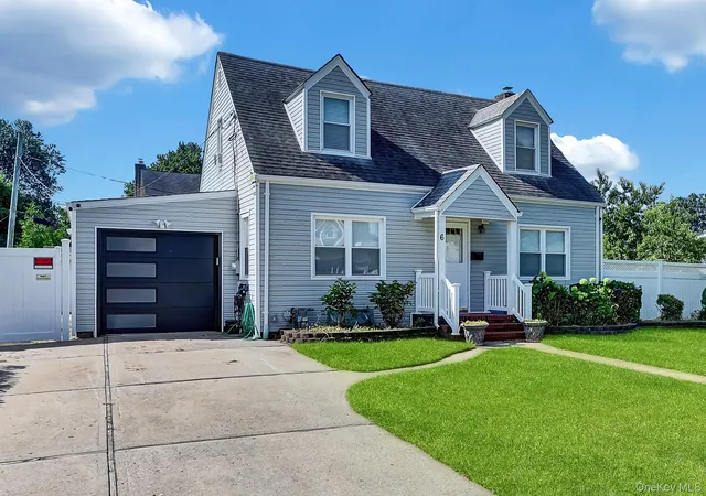 Photo 2 of Single family home for sale at 6 Manchester St, North Hempstead, NY 11590 | MLS# 1052794 | Listing updated on 2026-09-27
