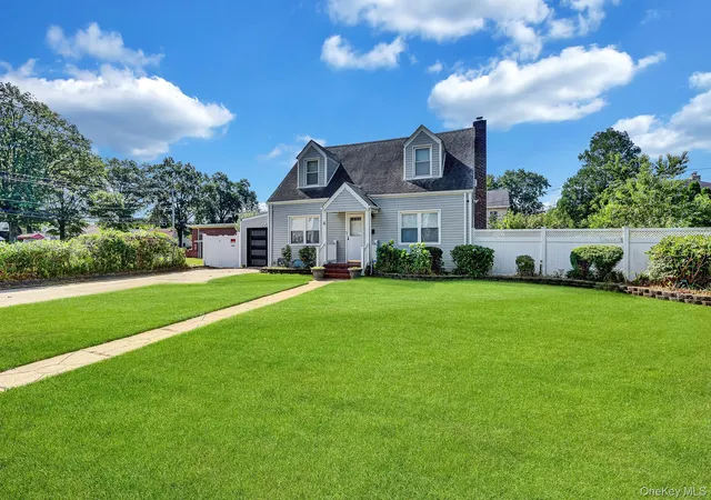 Photo 4 of Single family home for sale at 6 Manchester St, North Hempstead, NY 11590 | MLS# 1052794 | Listing updated on 2026-09-27