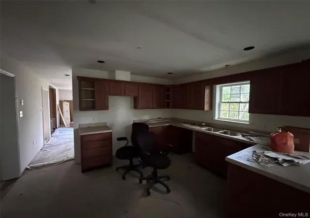 Photo 3 of Single family home for sale at 33 Wayne Way, Greenburgh, NY 10607 | MLS# 1052813 | Listing updated on 2026-09-20