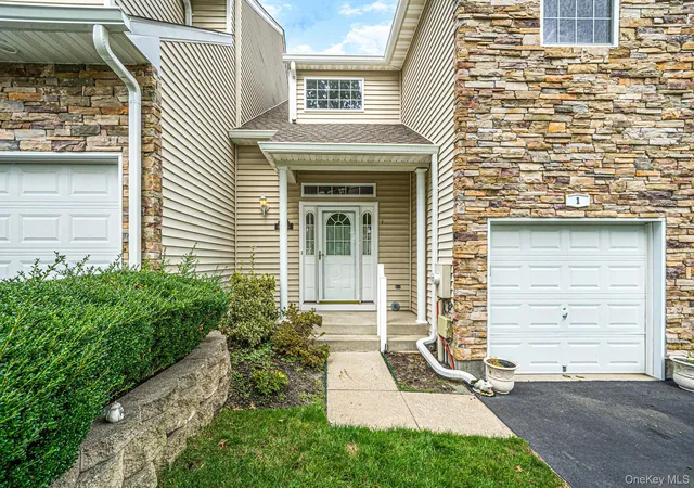 Condo for sale at 1 Mohannis Way #1, Smithtown, NY 11754 | MLS# 1052836