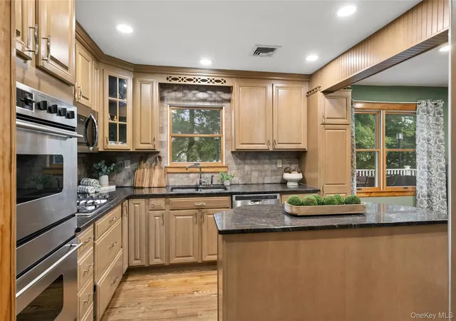 Photo 3 of Sale Pending at 21 Edgewood, Oyster Bay, NY 11803 | MLS# 1052936 | Listing updated on 2026-10-08