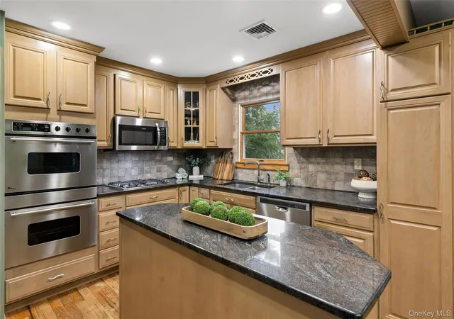 Photo 4 of Sale Pending at 21 Edgewood, Oyster Bay, NY 11803 | MLS# 1052936 | Listing updated on 2026-10-08