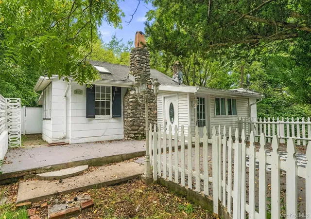 Photo 3 of Single family home for sale at 4 Hillside Trl, Monroe, NY 10950 | MLS# 1052945 | Listing updated on 2026-09-19
