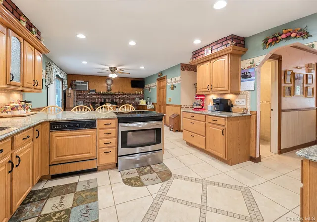 Photo 3 of Single family home for sale at 122 Evergreen Ave, Brookhaven, NY 11763 | MLS# 1052961 | Listing updated on 2026-09-25