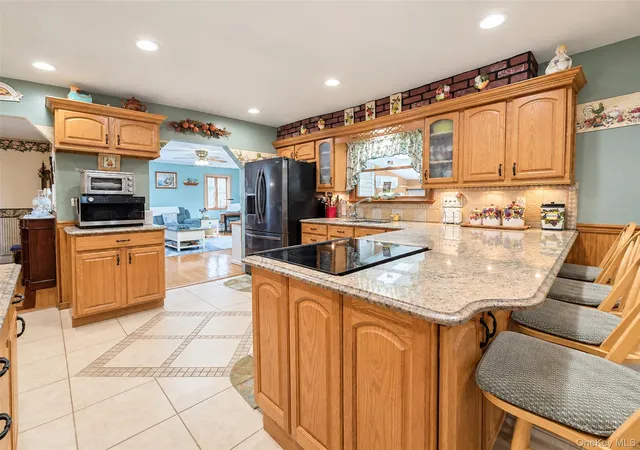 Photo 3 of Single family home for sale at 122 Evergreen Ave, Brookhaven, NY 11763 | MLS# 1052961 | Listing updated on 2026-09-25