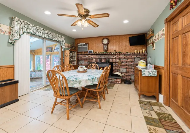 Photo 4 of Single family home for sale at 122 Evergreen Ave, Brookhaven, NY 11763 | MLS# 1052961 | Listing updated on 2026-09-25
