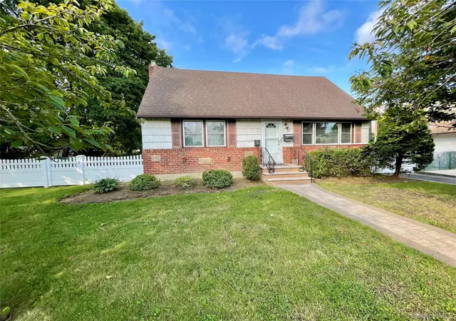 Single family home for sale at 5 Denton Pl, Babylon, NY 11735 | MLS# 1053000