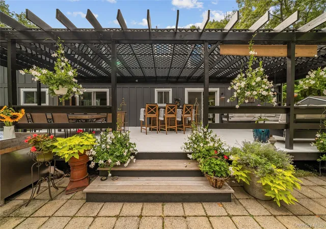 Photo 3 of Single family home for sale at 956 Millstone Rd, Southampton, NY 11963 | MLS# 1053019 | Listing updated on 2026-09-20