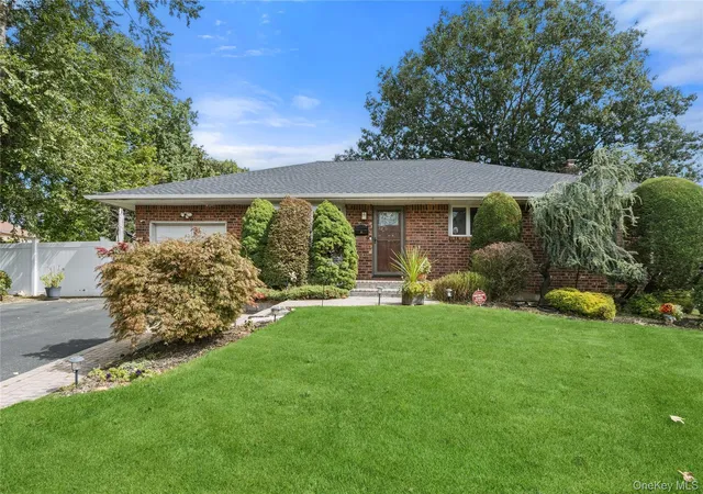 Photo 1 of Single family home for sale at 15 Elmwood Ln, Oyster Bay, NY 11791 | MLS# 1053095 | Listing updated on 2026-10-04