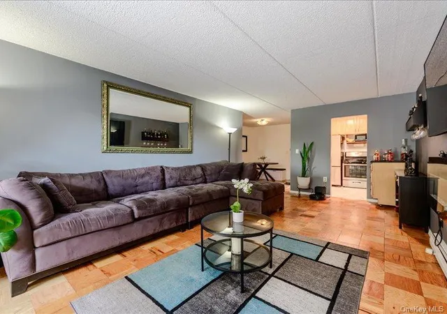 Photo 3 of Sale Pending at 687 Bronx River Rd #1D, Yonkers, NY 10704 | MLS# 1053139 | Listing updated on 2026-10-22