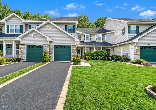 Listing Photo 4 - Condo for sale in building located at 23 Willow Wood Dr, Brookhaven, NY 11733
