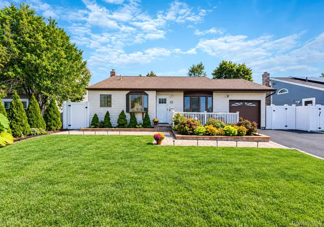 Photo 1 of Single family home for sale at 833 N Fulton Ave, Babylon, NY 11757 | MLS# 1053176 | Listing updated on 2026-09-29