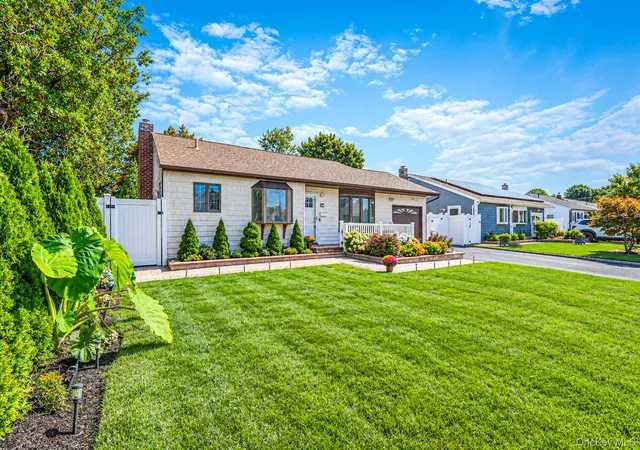 Photo 2 of Single family home for sale at 833 N Fulton Ave, Babylon, NY 11757 | MLS# 1053176 | Listing updated on 2026-09-29