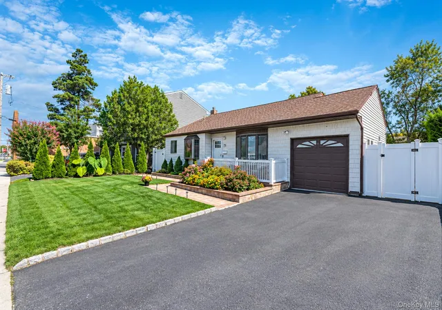 Photo 3 of Single family home for sale at 833 N Fulton Ave, Babylon, NY 11757 | MLS# 1053176 | Listing updated on 2026-09-29
